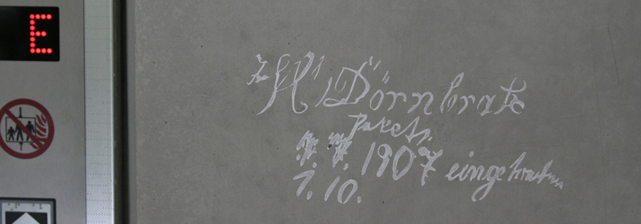 abgenommene unterschrift, in sandstrahltechnik in beton, weiss unterlegt